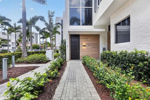 4-bedroom rental at 3750 Yacht Club Drive #TH5, Aventura