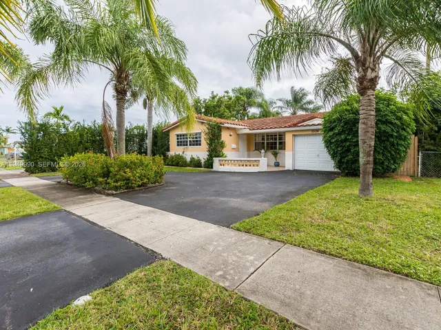 4-bedroom rental at 5524 Garfield Street, Hollywood