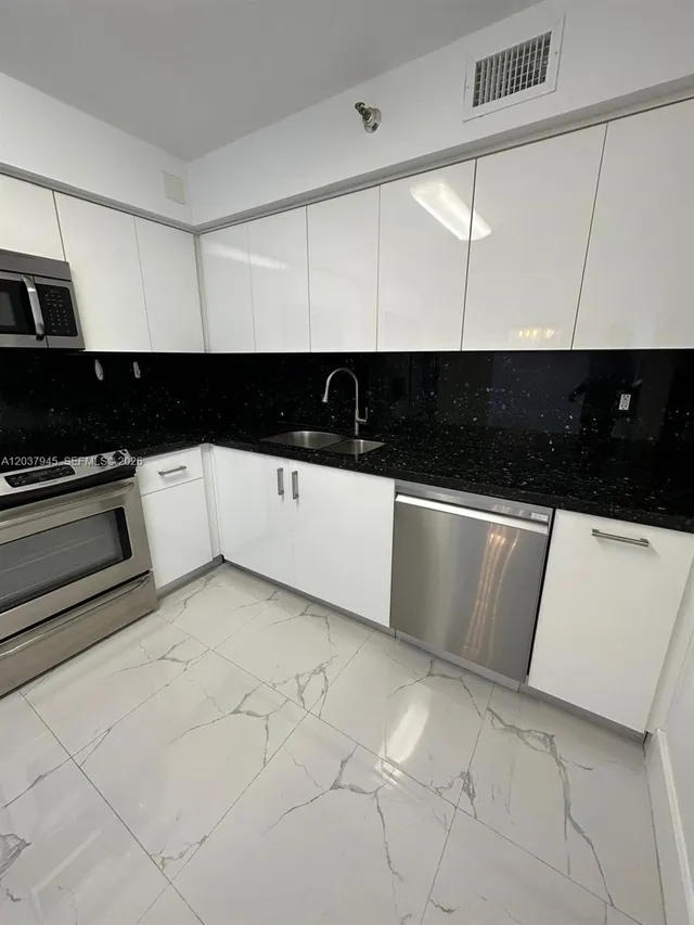 2-bedroom rental at 3530 Mystic Pointe Drive #3208, Aventura