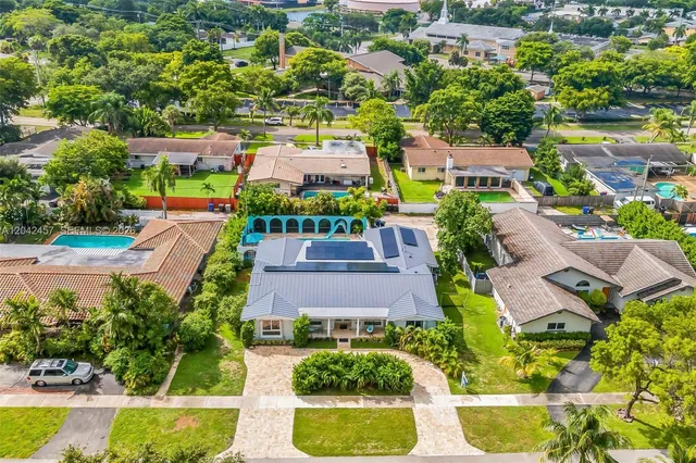 4-bedroom rental at 633 N Crescent Drive, Hollywood