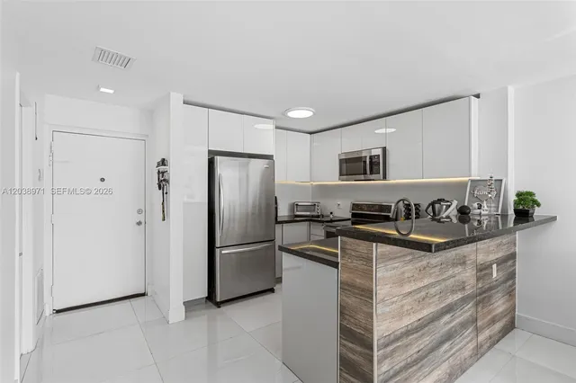2-bedroom rental at 6545 Indian Creek Dr 306 #306, Miami Beach