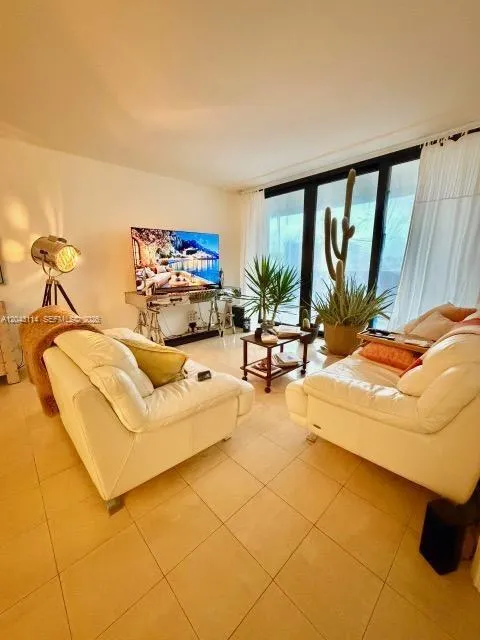 1-bedroom rental at 19667 Turnberry Way #12C, Aventura
