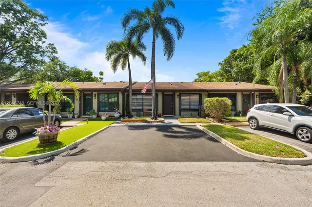 2-bedroom home at 10311 Laurel Court, Pembroke Pines