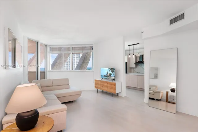 1-bedroom home at 300 S Pointe Drive #907, Miami Beach