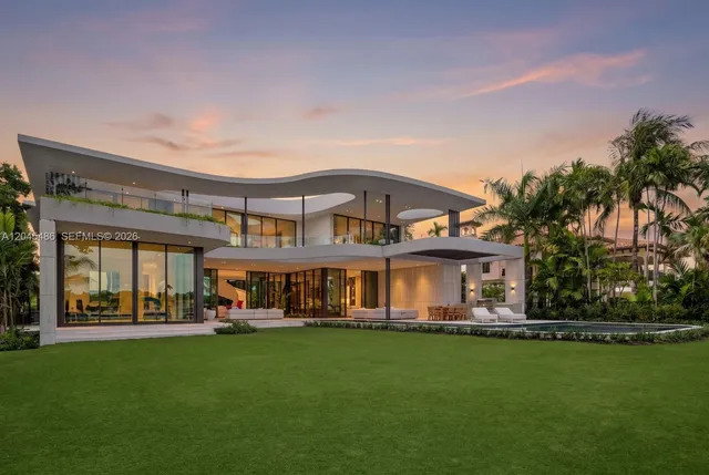 7-bedroom home at 1015 S Southlake Drive, Hollywood