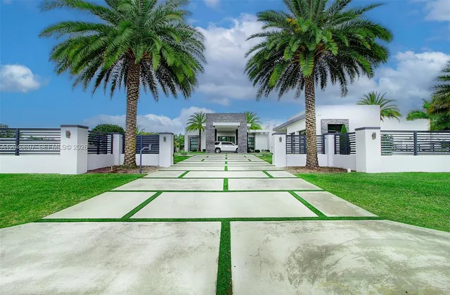 6-bedroom home at 13052 NW 102nd Avenue, Hialeah Gardens