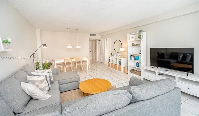 1-bedroom home at 5601 Collins Avenue #1517, Miami Beach