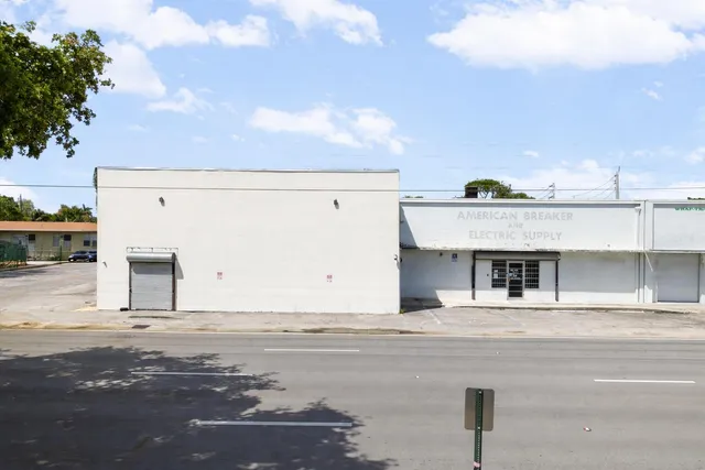 Commercial at 1800 N Dixie Highway, Hollywood