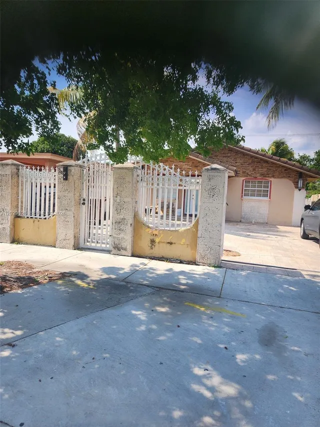 Land at 827 E 27th Street, Hialeah