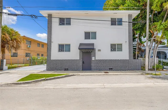 Commercial at 1028 SW 9th Avenue, Miami