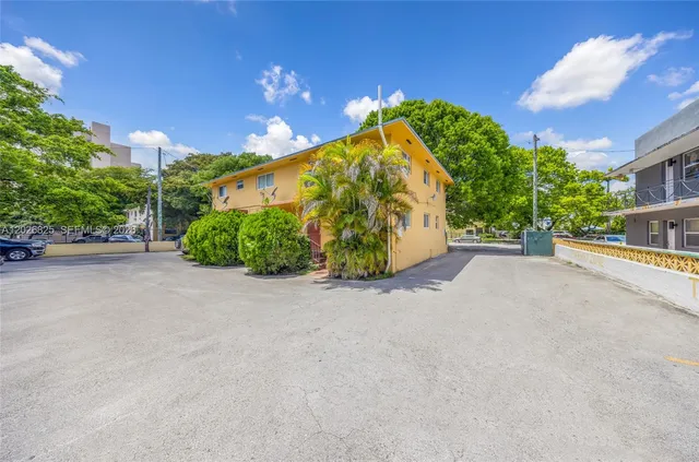 Commercial at 840 NW 4th Street, Miami