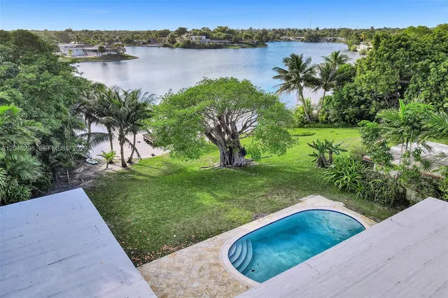 6-bedroom rental at 19260 NE 22nd Avenue, North Miami Beach