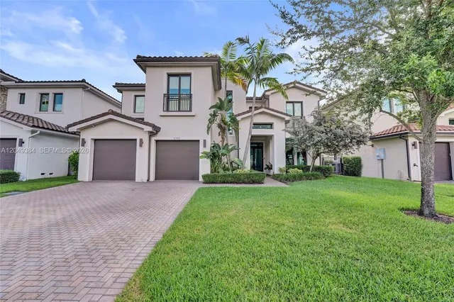 6-bedroom rental at 5742 E Brookfield Circle E, Hollywood