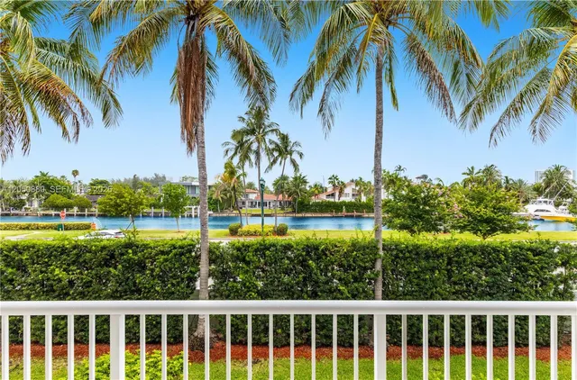 4-bedroom home at 21399 Marina Cove Circle #15, Aventura
