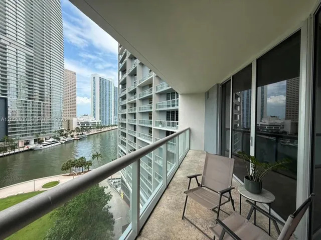 1-bedroom rental at 475 Brickell Avenue #1012, Miami
