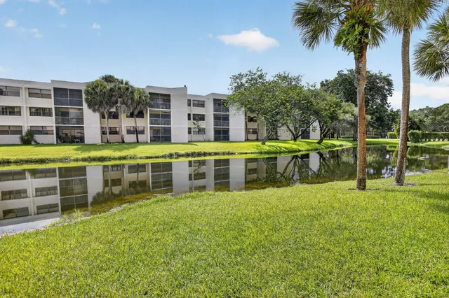 2-bedroom home at 410 Lakeview Drive #103, Weston