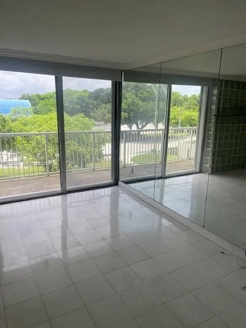 1-bedroom rental at 150 SE 25th Road #4I, Miami