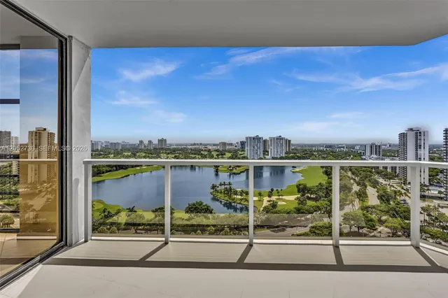 3-bedroom home at 20281 E Country Club Drive #1907, Aventura