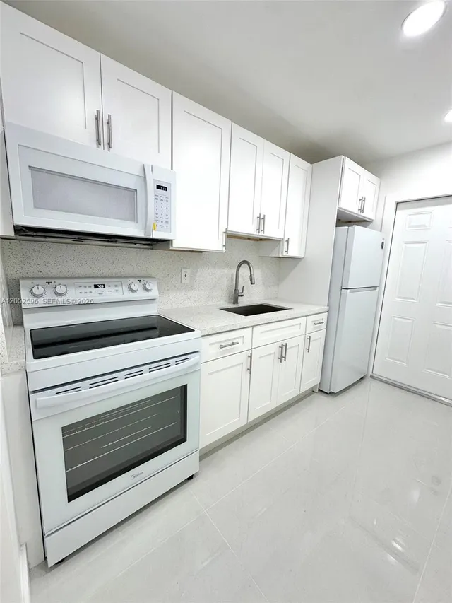 2-bedroom rental at 417 NW 7th Terrace #2, Fort Lauderdale