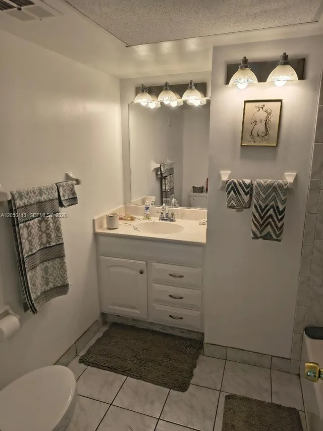 1-bedroom rental at 3105 Oakland Shores #J 207, Oakland Park