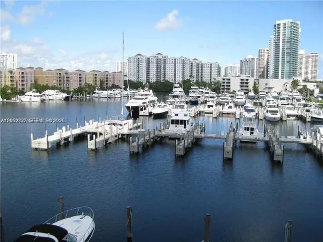1-bedroom rental at 19355 Turnberry Way #22C, Aventura