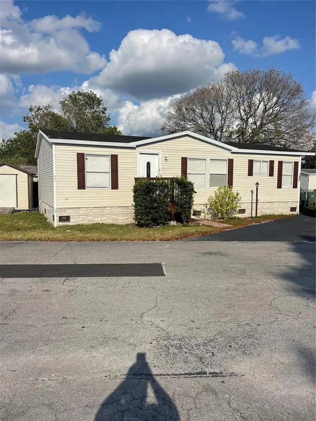 3-bedroom home at 220 NE 12th Avenue #LOT 160, Homestead