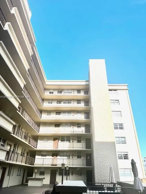 2-bedroom home at 1811 Jefferson Street #210, Hollywood