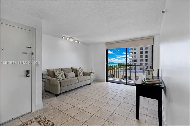 1-bedroom rental at 2625 Collins Avenue #702, Miami Beach