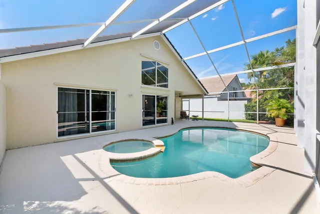 3-bedroom home at 2016 Island Circle, Weston