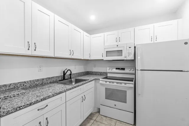 1-bedroom rental at 52 Kingswood C, West Palm Beach