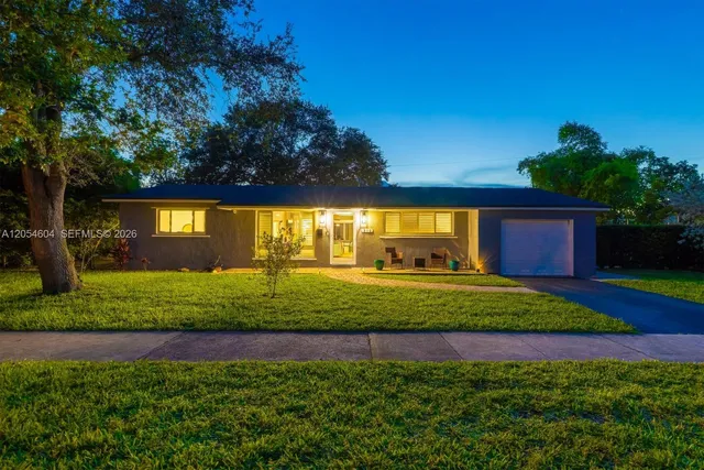 3-bedroom home at 312 N Luna Court, Hollywood