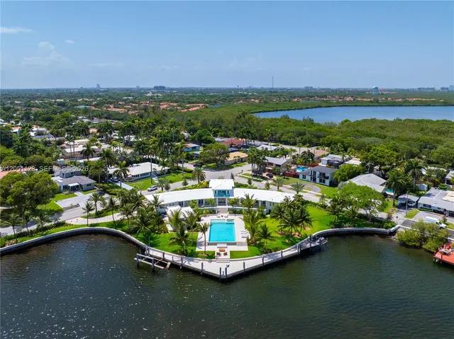 5-bedroom home at 900 N Northlake Drive, Hollywood