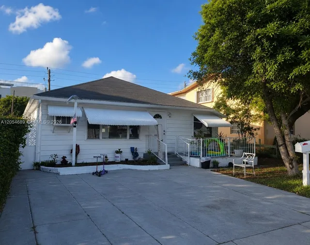 2-bedroom home at 1711 Jackson Street, Hollywood