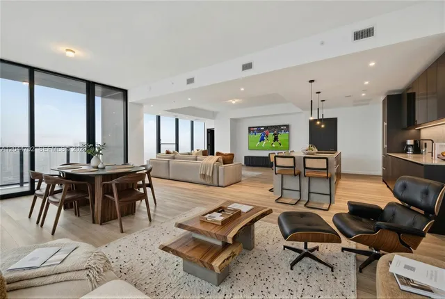 3-bedroom home at 20 NE 11th 4703 #4703, Miami