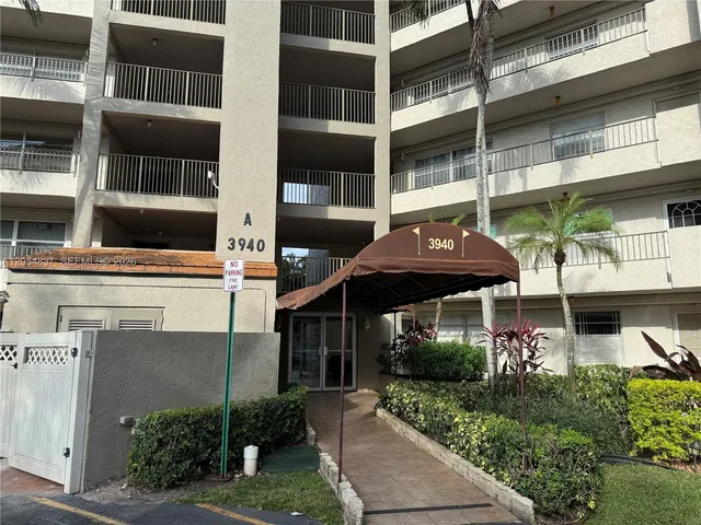 2-bedroom rental at 3940 Inverrary Boulevard #106A, Lauderhill