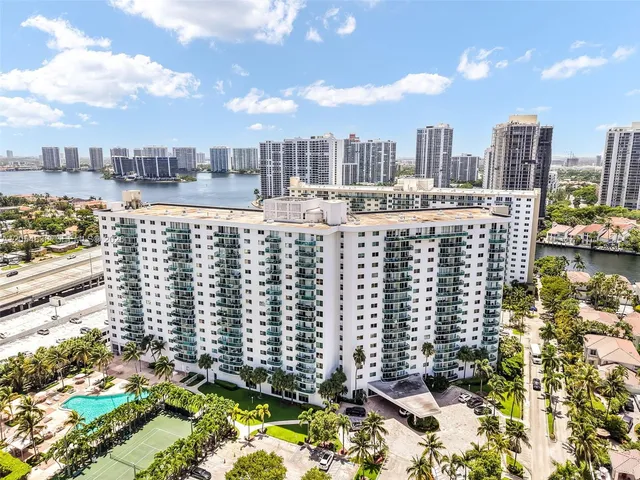 1-bedroom home at 19380 Collins Avenue #1423, Sunny Isles Beach
