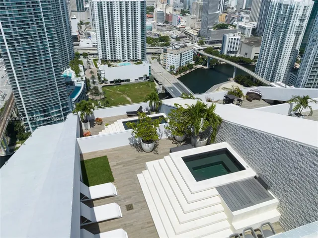 3-bedroom home at 88 SW 7th Street #PH 4303, Miami