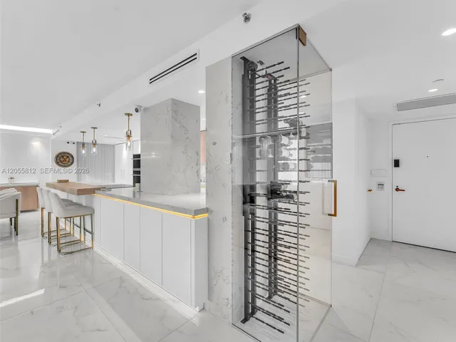2-bedroom rental at 19707 Turnberry Way #6E, Aventura