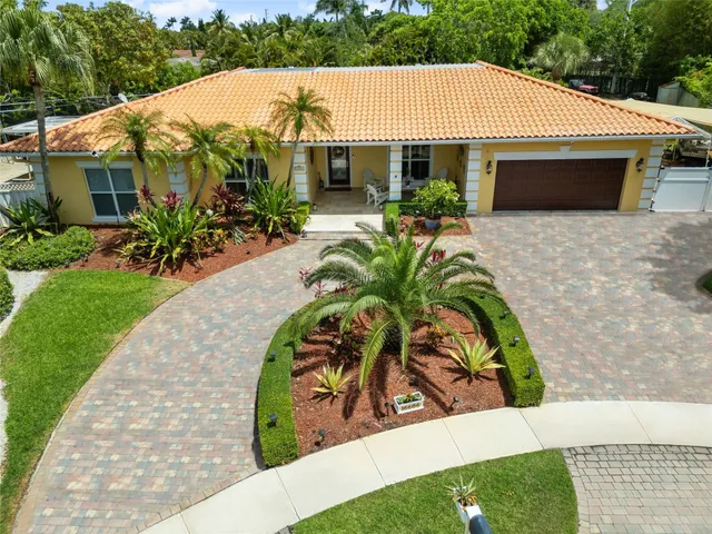 4-bedroom home at 16686 GOLFVIEW Drive, Weston