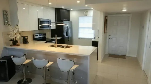 2-bedroom rental at 565 OAKS Lane #305, Pompano Beach