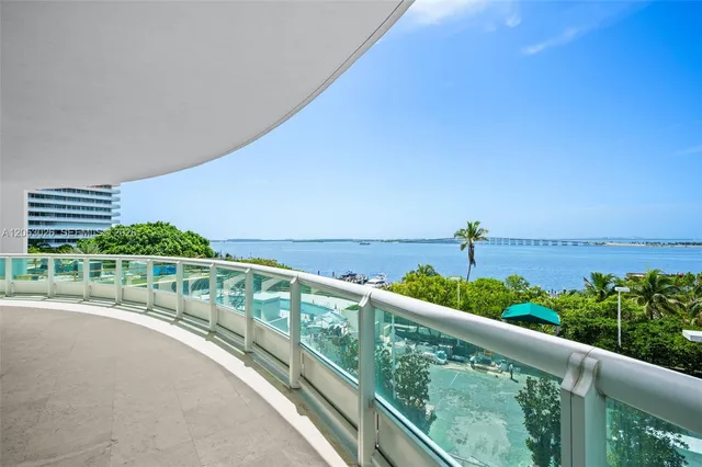 3-bedroom rental at 1643 Brickell Avenue #702, Miami