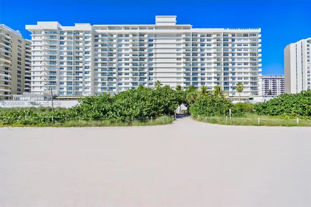 1-bedroom home at 5601 Collins Avenue #1723, Miami Beach