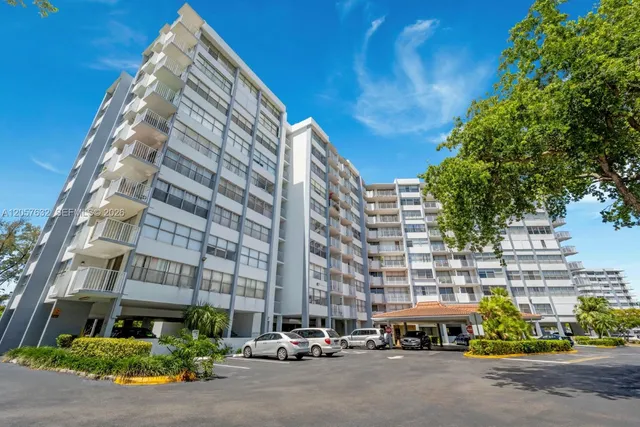2-bedroom rental at 1300 NE Miami Gardens Drive #621E, Miami