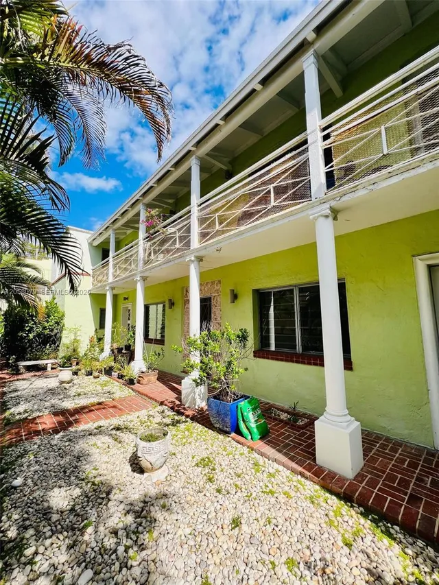 2-bedroom rental at 2830 Pine Tree Drive #1, Miami Beach