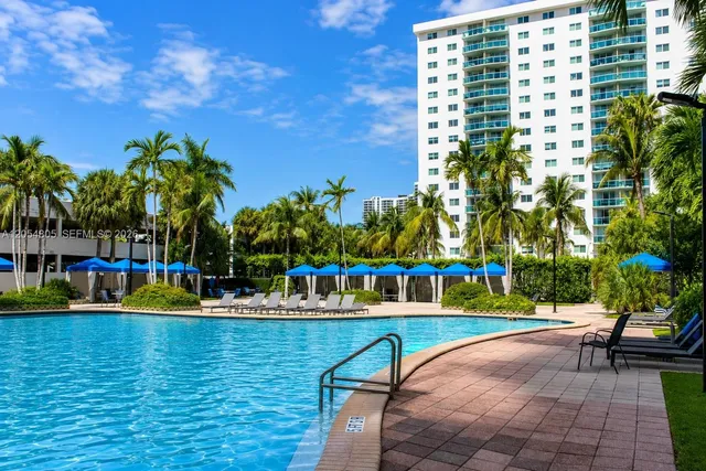 1-bedroom rental at 19370 Collins Avenue #915, Sunny Isles Beach