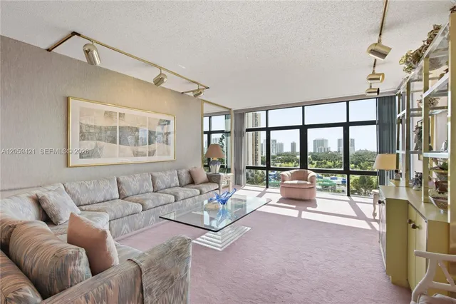 2-bedroom home at 20100 W Country Club Drive #1206, Aventura