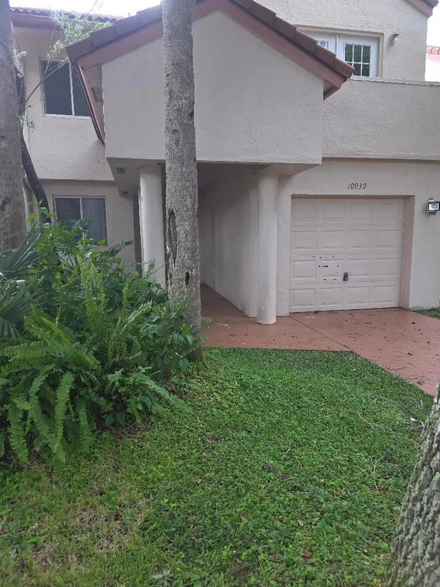 3-bedroom rental at 10939 W Broward Boulevard #10939, Plantation