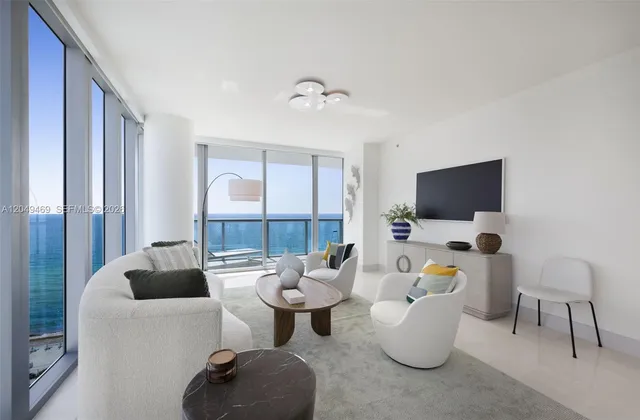 2-bedroom home at 6799 Collins Avenue #1402, Miami Beach