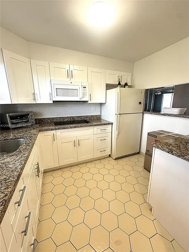 1-bedroom home at 9580 Sunrise Lakes Boulevard #304, Sunrise