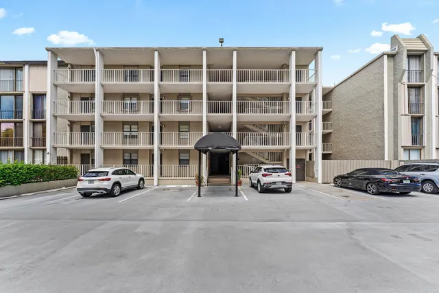 3-bedroom home at 501 SW 11th Place #412, Boca Raton